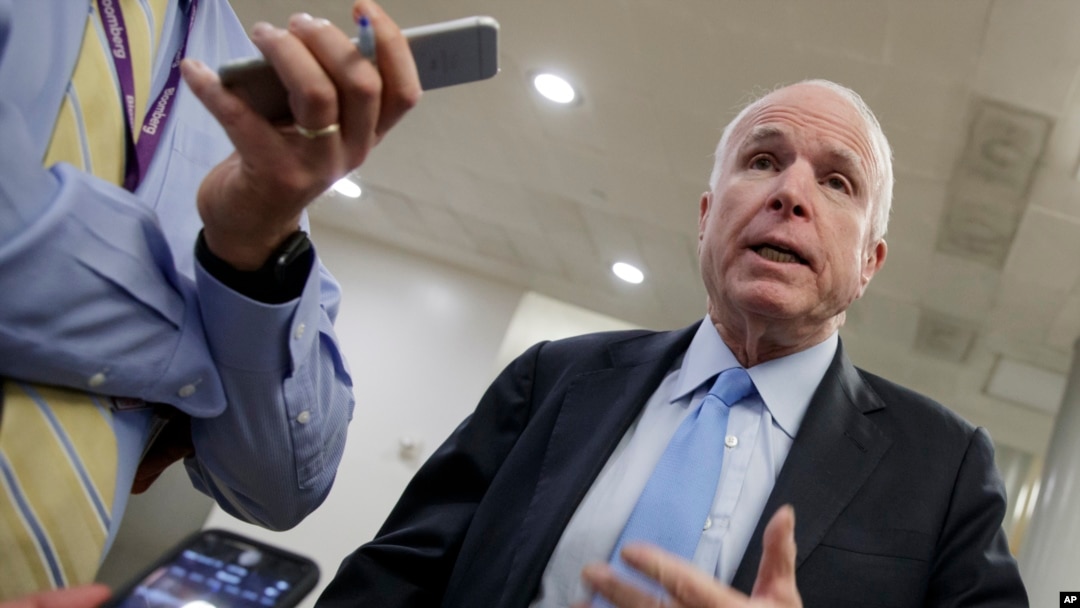 McCain también ha discutido con el presidente en torno a los comentarios que hizo sobre la posible legalidad de la tortura.