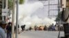 Los maniffestantes se protegen detrás de una barricada improvisada en Mandalay, Myanmar, donde las fuerzas militares han causado la muerte de más de 130 personas, según datos de la ONU.