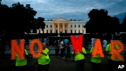 Wasu masu zanga zanga a kofar Fadar White House suna fafutukar adawa da yaki da Iran