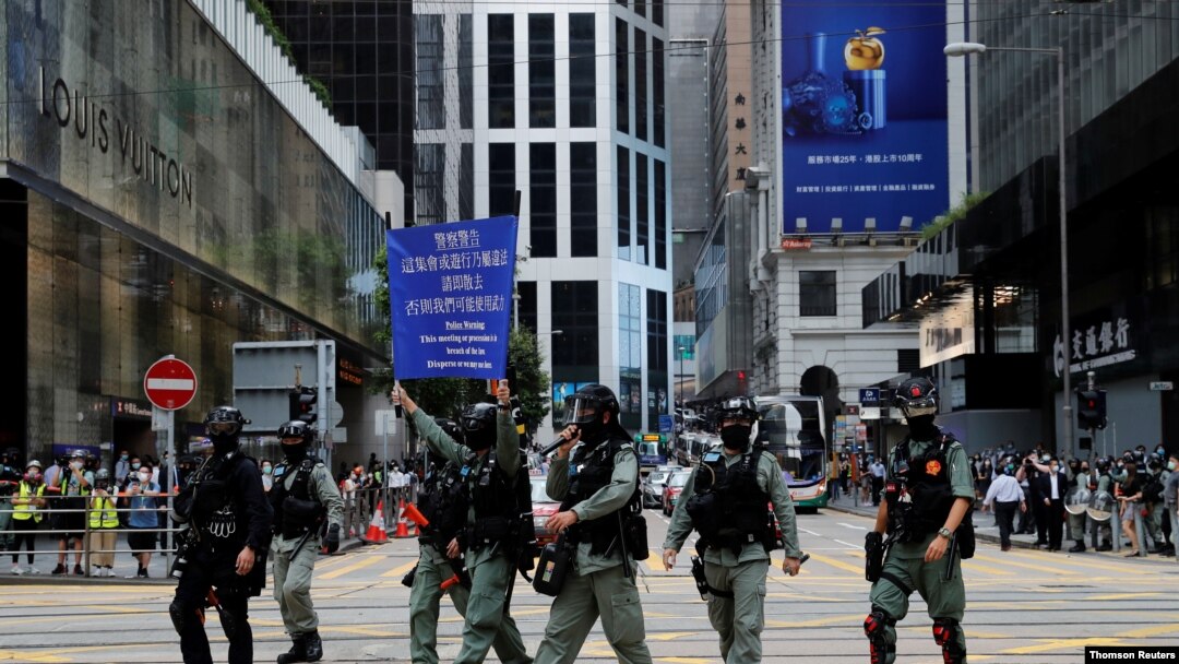 Policias antidisturbios dispersan una manifestación en las calles de Hong Kong, el 27 de mayo de 2020.