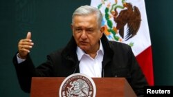 El presidente de México, Andrés Manuel López Obrador, habla el pasado 26 de septiembre durante la entrega de un informe de investigación con familiares de los 43 estudiantes desaparecidos de la Facultad de Formación de Maestros de Ayotzinapa.