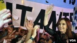 La presidenta Cristina Fernández recibió la felicitación de los jefes de estado de Estados Unidos, España, Francia, de Italia, de Brasil, de varios países de América Latina.