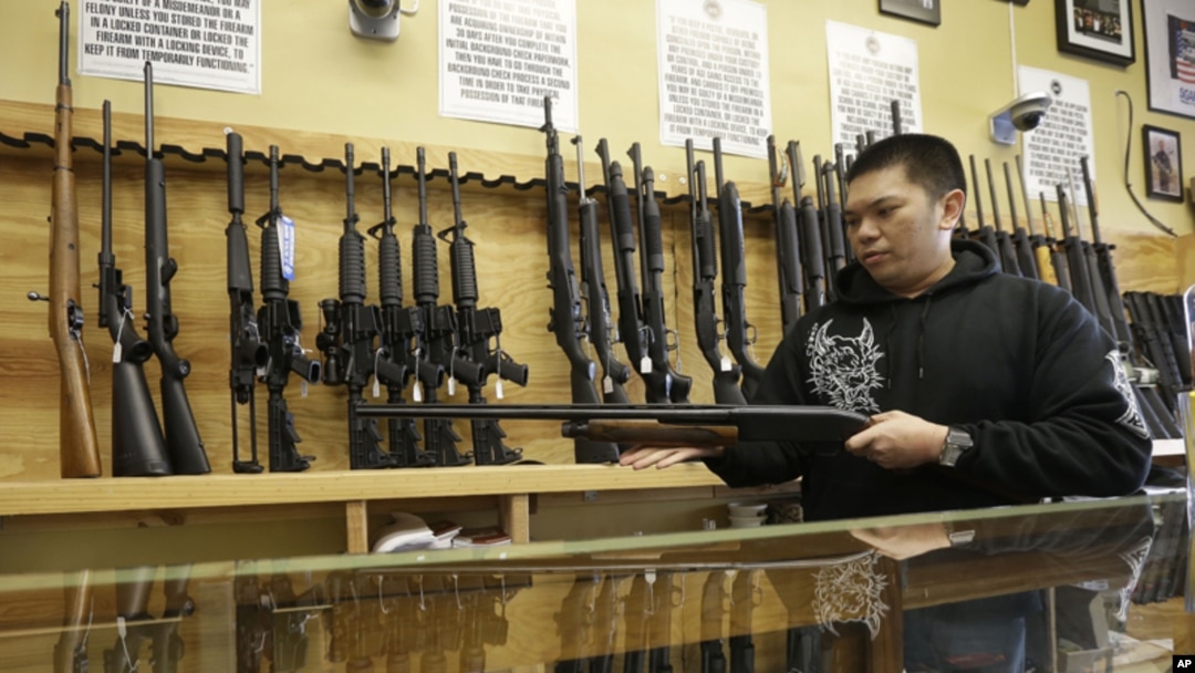 ARCHIVO- El derecho a compra y portación de armas de fuego es un tema divisivo en Estados Unidos. Las muertes y lesiones causadas por armas se cuentan por miles cada año.