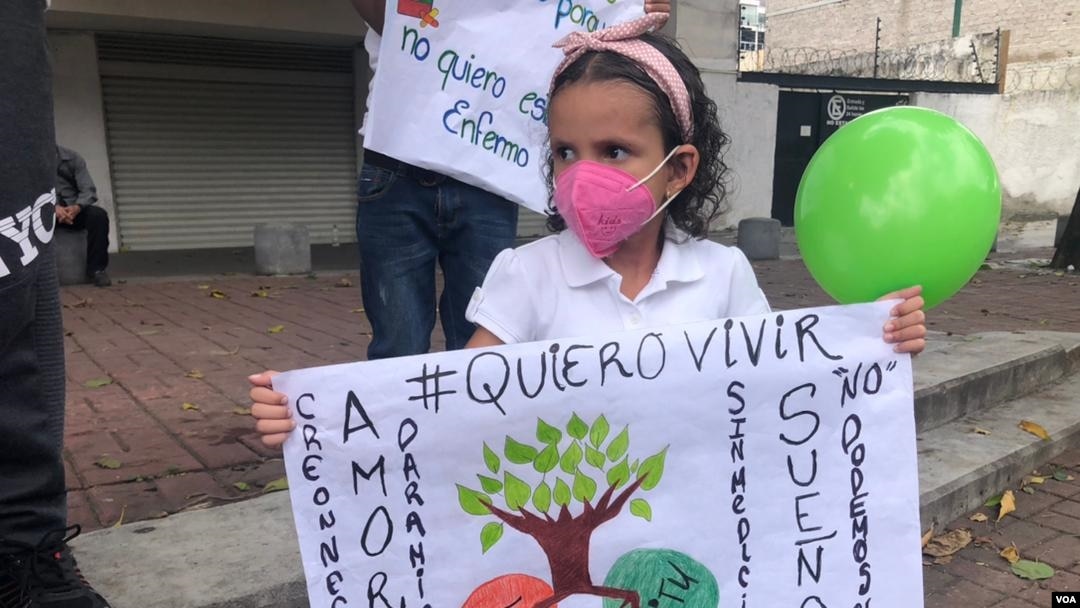 Pacientes con fibrosis quística y sus familiares se manifiestan en Caracas reclamando medicamentos, en octubre de 2021. [Foto: VOA/Álvaro Algarra].