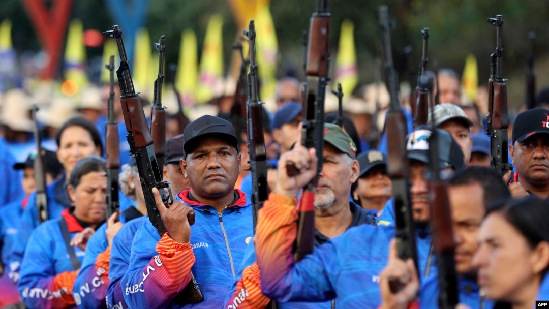 Miembros de la Milicia Nacional Bolivariana y simpatizantes del gobierno marchan con fusiles de asalto como parte de un acto oficial en el Palacio de Miraflores, en Caracas, el 7 de enero de 2025.