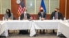 Responsab wo plase ameriken Brian Nichols ak Juan Gonzalez pandan yon rankont ak responsab pati politik yo nan Potoprens, 30 Sept. 2021.