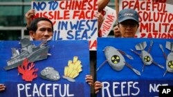 菲律宾抗议者们抗议中国在南中国海的建设军事设施（资料图）