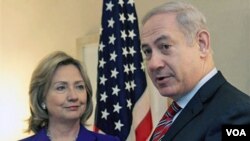 La secretaria de Estado, Hillary Clinton, y el primer ministro israelí, Benjamin Netanyahu, tras su extensa reunión en Estados Unidos.