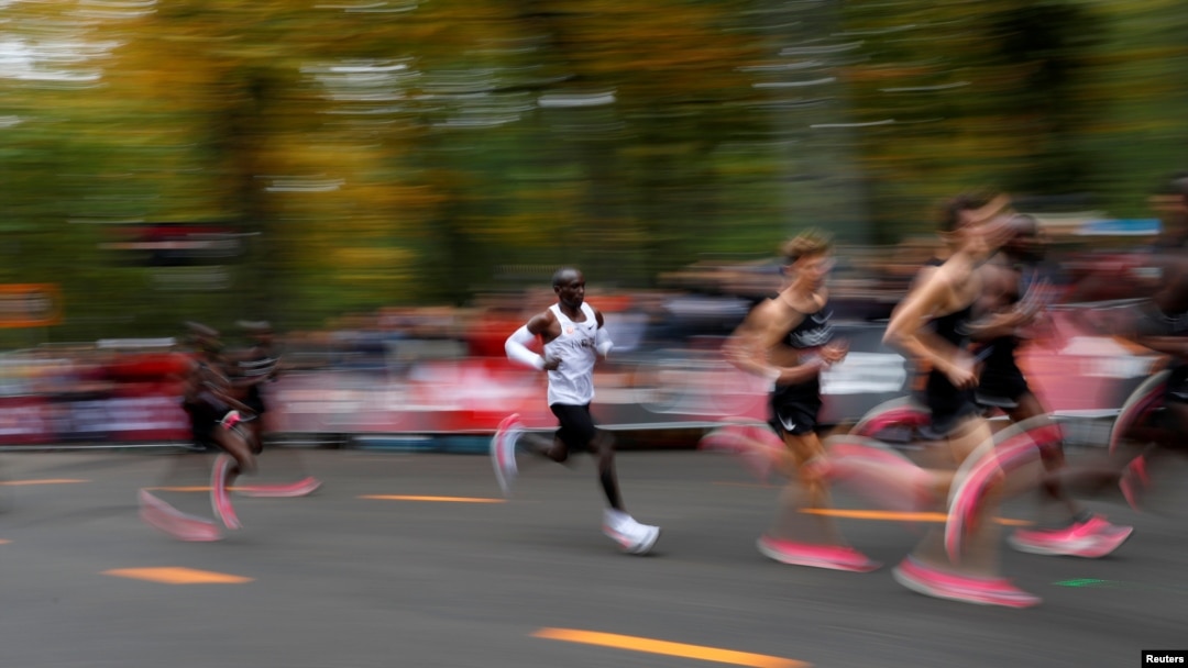 Eliud Kipchoge (fulana nyeupe) katika moja ya mashindano yake
