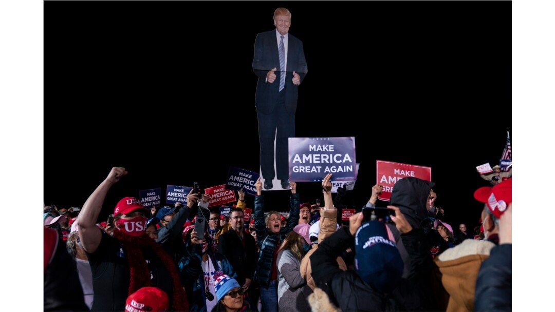 Partiarios vitorean al presidente Donald Trump durante un evento en el aeropuerto de Valdosta, Georgia, a favor de candidatos republicanos al Senado que buscan la reelección. Sábado 5 de diciembre de 2020.