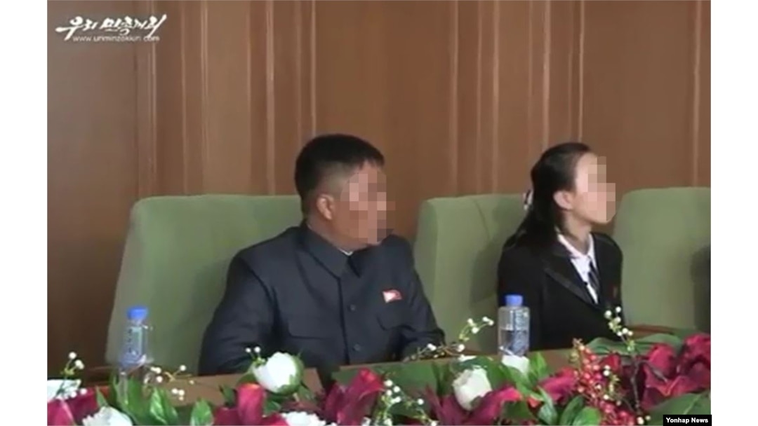 지난 2015년 북한을 탈출해 한국에서 살다가 이듬해 북한으로 몰래 돌아갔던 40대 탈북민 강모 씨가 지난 6월 다시 북한을 탈출해 최근 국내에 입국한 것으로 13일 확인됐다. 강 씨는 한동네에서 살던 20대 여성 김모 씨와 함께 최초로 탈북해 2015년 3월 국내에 입국했지만, 지난해 9월께 김 씨와 함께 북한으로 돌아갔다. 사진은 강 씨(왼쪽)가 김 씨(오른쪽)와 함께 지난해 11월 말 북한의 대외선전용 매체 '우리민족끼리TV'에 출연해 한국 사회를 비난하는 모습.