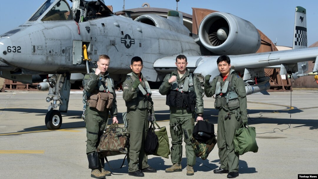 지난 6월 미한 공군 연합훈련인 '쌍매훈련(Buddy Wing)'에 앞서 미한 공군 조종사들이 A-10 공격기 앞에서 결의를 다지고 있다. (자료사진)