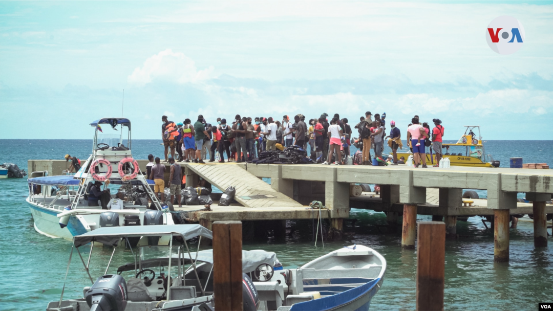 Los martes y los jueves son los días designados para transportar a migrantes entre los diferentes puertos. Las imágenes contrastan con los botes de turistas que llegan los fines de semana a disfrutar de un día de sol en las playas Capurganá.