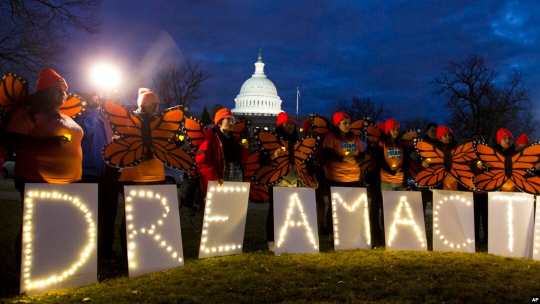 Manifestantes a favor del DACA en las afueras del Capitolio. La apasionada respuesta encontrar de ellos subraya el dilema migratorio que acosa al Partido Republicano en la era Trump. 