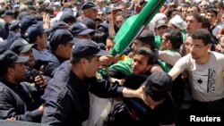 Demonstrators and police confront each other during an anti government protest in Algiers, Algeria, May 14, 2019. 