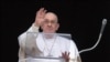 Papa Françesku gjatë udhëheqjes së ceremonisë së lutjes nga dritarja e tij, në Vatikan, më 10 mars, 2024/Vatican Handout via Reuters