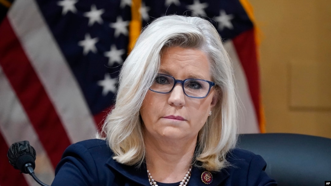 ARCHIVO - La vicepresidenta Liz Cheney, republicana por Wyoming, escucha mientras el comité selecto de la Cámara de Representantes que investiga el ataque del 6 de enero al Capitolio de Estados Unidos celebra una audiencia en el Capitolio en Washington, el 28 de junio de 2022.