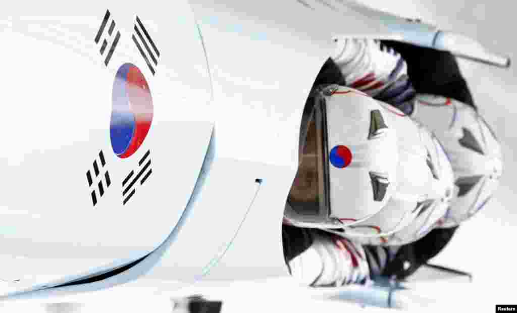 러시아 소치 동계올림픽에 출전한 한국 남자 4인조 봅슬레이 대표팀이 20일 경기장에서 훈련 중이다.