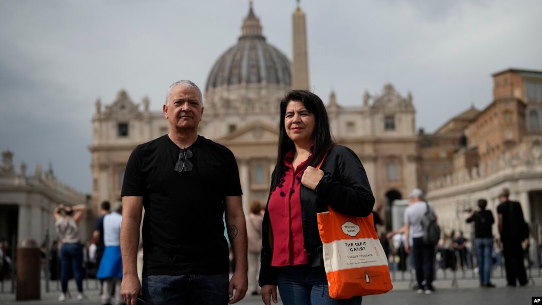 ARCHIVO: Los periodistas peruanos Pedro Salinas y Paola Ugaz, quienes investigaron las denuncias de abusos del Sodalicio de Vida Católica en Perú, posan frentea a la Basílica de San Pedro en el Vaticano, el 17 de octubre de 2024.