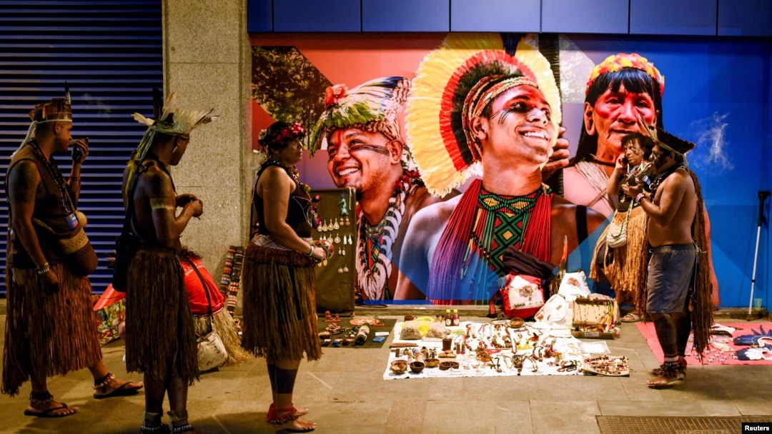 Indígenas brasileños asisten al festival de la Alianza Mundial contra el Hambre y la Pobreza al margen de la cumbre del G20 en Río de Janeiro, Brasil, el 14 de noviembre de 2024.
