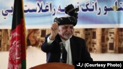 در مراسم تسلیم‌دهی دو بال هلیکوپتر بلک هاک به نیروهای افغان، رئیس جمهور غنی نیز شرکت کرده بود