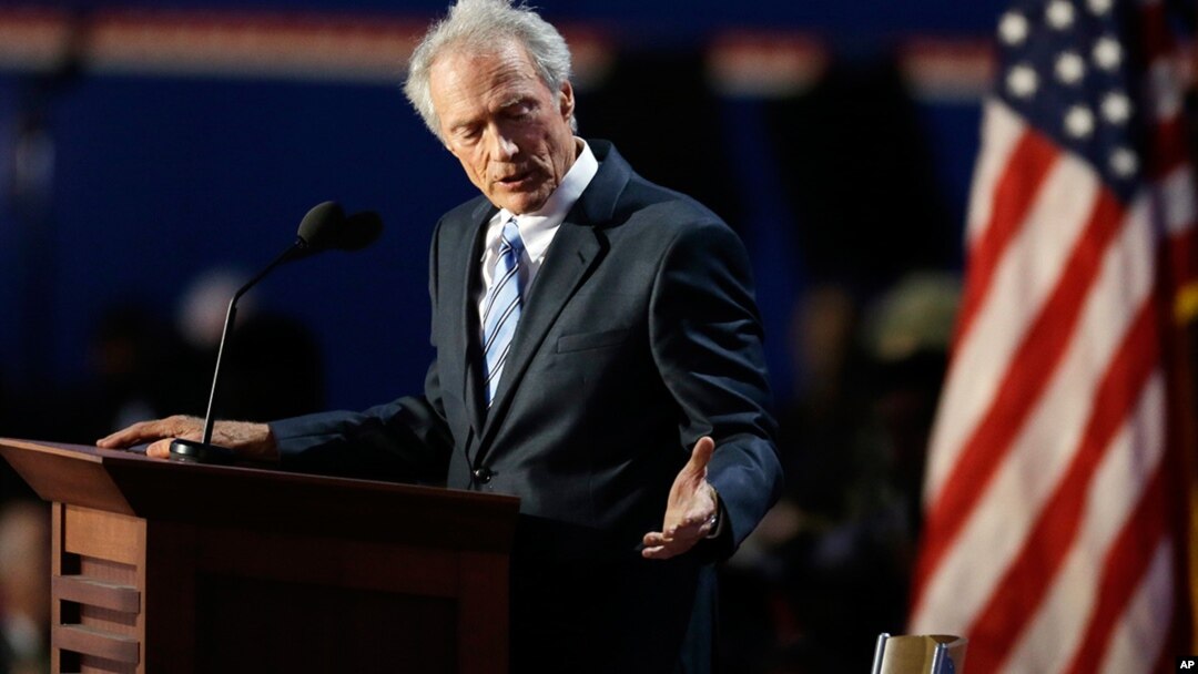 El actor Clint Eastwood habla a una silla vacía que simboliza al presidente Obama, durante la Convención Nacional Republicana.
