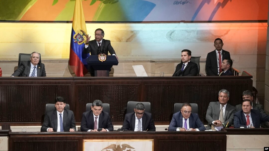 El presidente colombiano Gustavo Petro pronuncia un discurso durante la sesión inaugural del nuevo año legislativo en Bogotá, Colombia, el sábado 20 de julio de 2024.