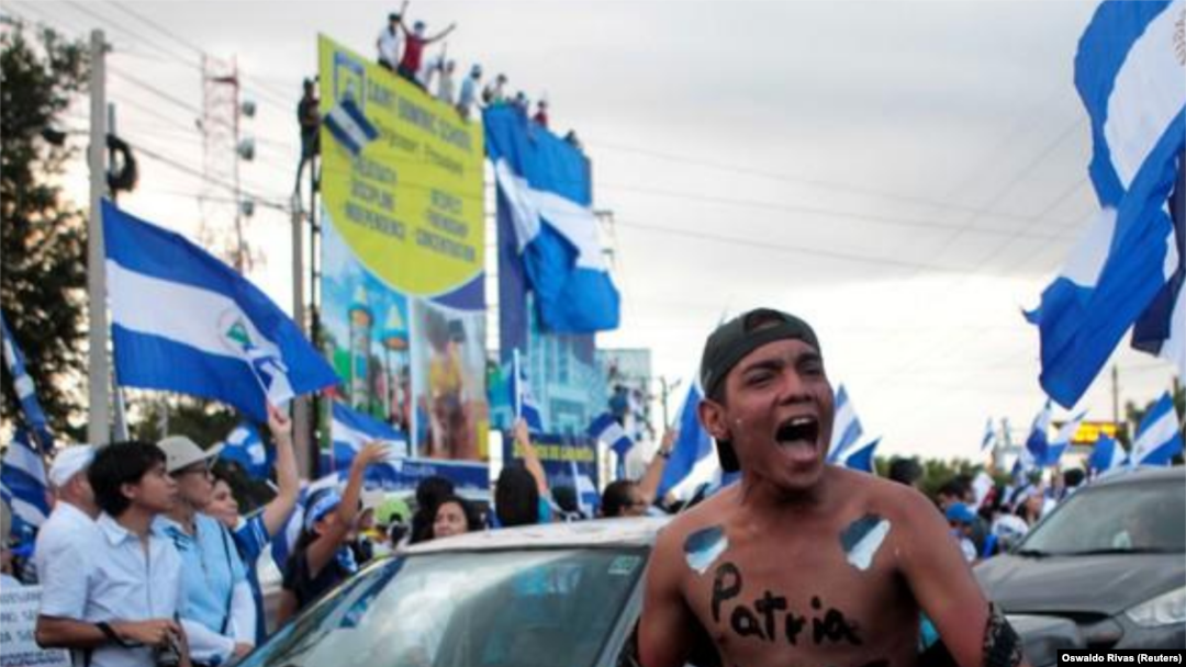 Un manifestante participa en una protesta contra el presidente nicaragüense Daniel Ortega, en Managua. REUTERS/Oswaldo Rivas. 15 de mayo de 2018. REUTERS/Oswaldo Rivas