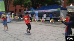 지난 24~25일 열린 ‘통일 TIP:마로니에 축제’에서 어린이들이 북한의 놀이문화를 체험하고 있다.