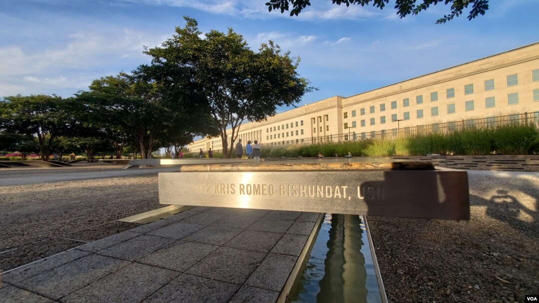 Vista en primer plano de una de las 184 bancas que conforman el Memorial del Pentágono dedicado a las víctimas 9/11, con el nombre de cada uno de los fallecidos; ubicado en el sector oeste del Pentágono, en Arlington, Virginia, 4 de septiembre de 2024. [Foto: Tomás Guevara / VOA]