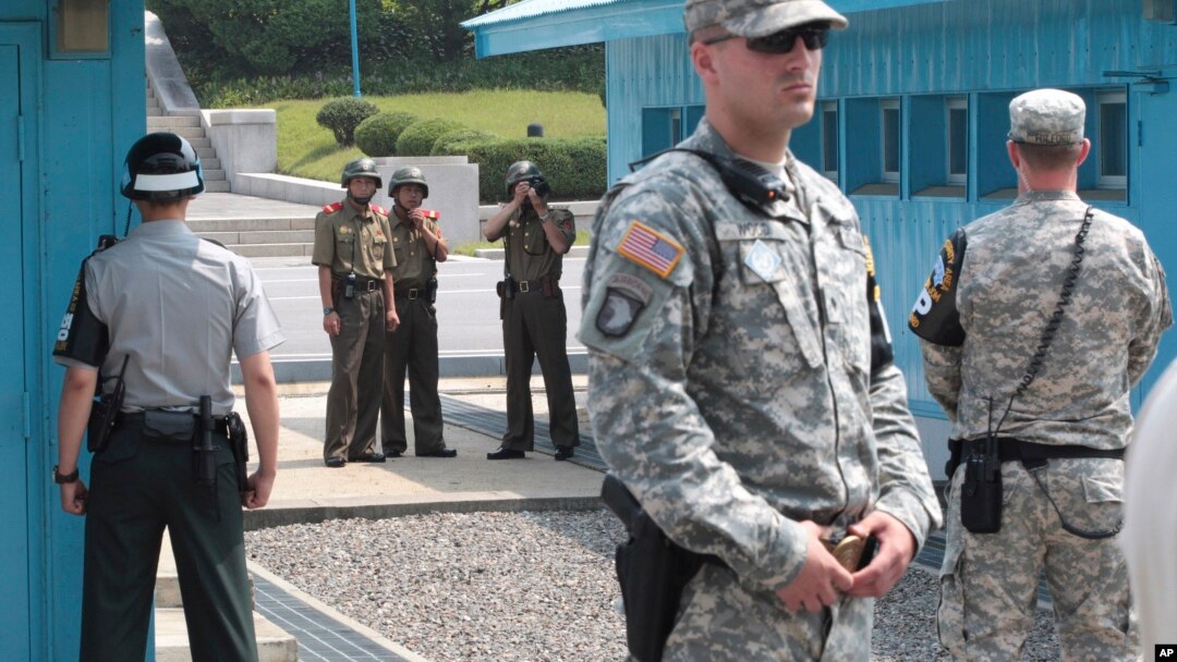 판문점 군사분계선을 사이에 두고 남측의 미군과 한국군, 북측의 북한군이 마주 보고 있다. (자료사진)