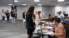 La gente espera en fila para emitir sus votos en las elecciones intermedias en Grand Rapids, Michigan, EEUU, el 8 de noviembre de 2022