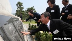 한국의 연평해전 전사자 유가족들이 기념비에 새겨진 얼굴을 어루만지고 있다. (자료사진)