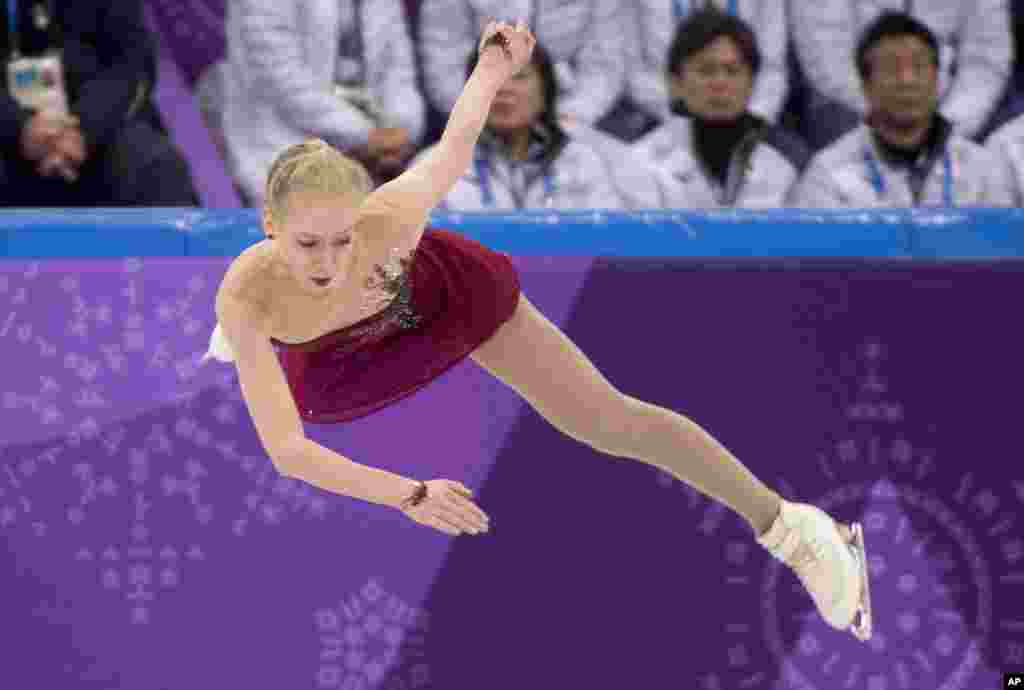 美国队的布雷迪·特内尔（Bradie Tennell）2018年2月11日在韩国江陵举行的平昌冬奥会团体花样滑冰赛女子短节目中竞技。