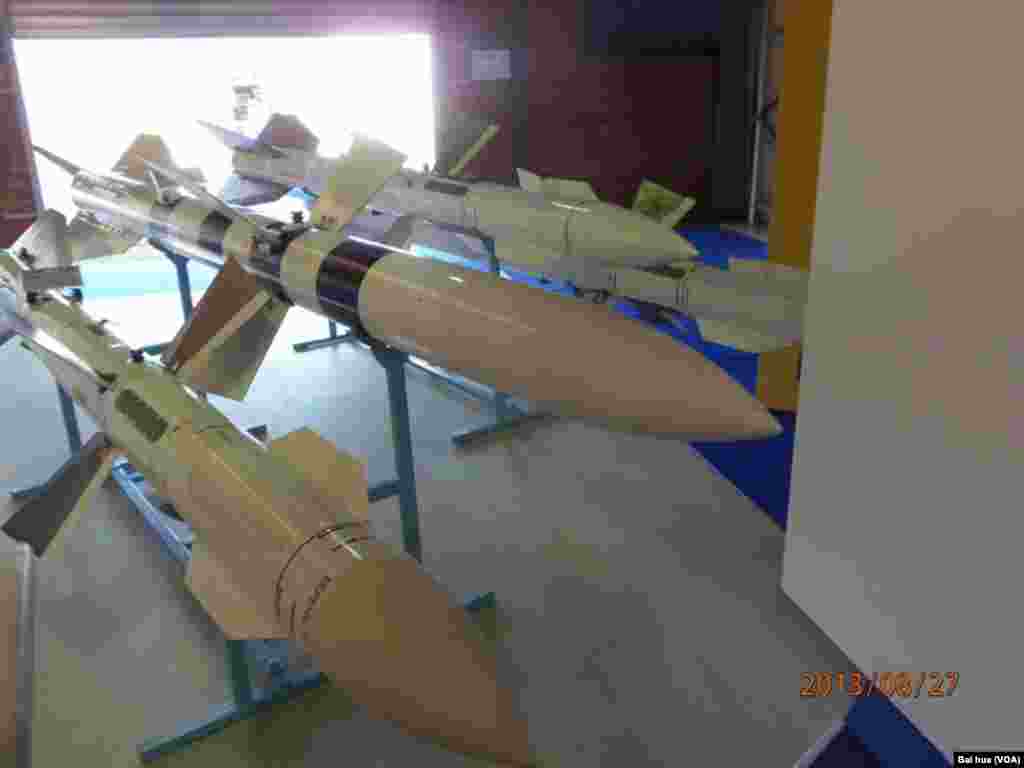 乌克兰阿尔杰姆公司在航展上展出的用在苏-27战机上的空对空导弹模型，中国曾大量购买(美国之音白桦拍摄)