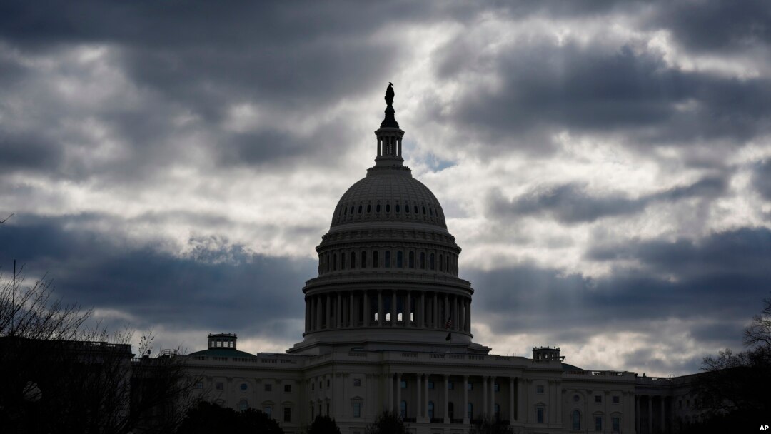 ARCHIVO - Silueta del Capitolio de EEUU en Washington, DC, el 19 de marzo de 2024.