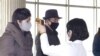 지난달 4일 평양의 한 건물에서 신종 코로나바이러스 방역을 위해 방문객들의 체온을 재고 있다.