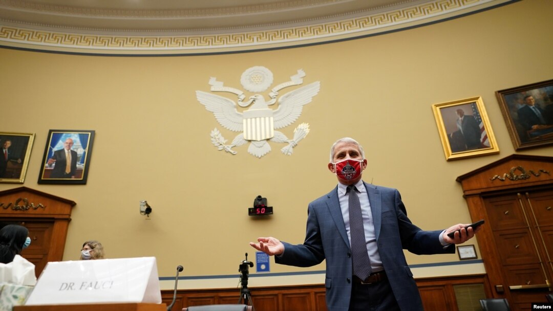 El doctor Anthony Fauci a su llegada al panel de la Cámara de Representantes donde testifica este viernes sobre la respuesta de la Casa Blanca a la pandemia del coronavirus.