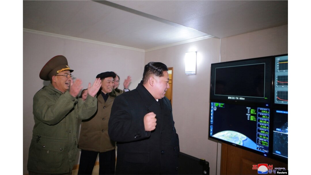 북한 김정은 국위원장이 지난달 29일 실시한 신형 대륙간탄도미사일 '화성-15형' 시험발사를 지켜보는 모습을 관영 조선중앙통신이 공개했다.