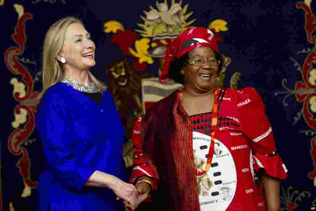 Hillary Clinton meets with Malawi's President Joyce Banda at the State House in Lilongwe, Malawi, August 5, 2012.