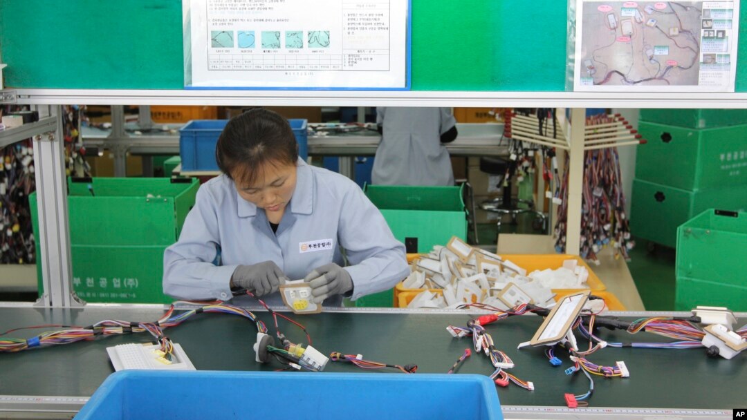 개성공단의 한 한국 기업 공장에서 북한 근로자가 작업 중이다. (자료사진)