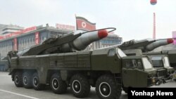 2010년 10월 북한 조선노동당 창건 65주년 기념 열병식에 등장한 이동식 미사일 발사차량과 무수단 추정 미사일. (자료사진)