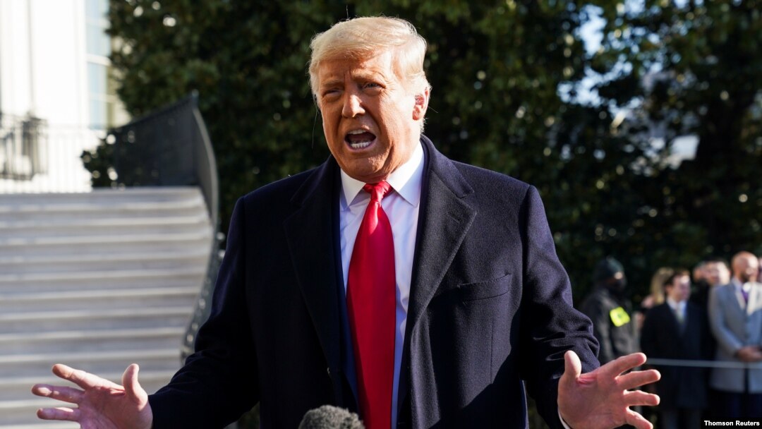 El presidente de EE.UU., Donald Trump, habla con los periodistas en la Casa Blanca el martes, 12 de enero de 2021, antes de viajar a Texas.