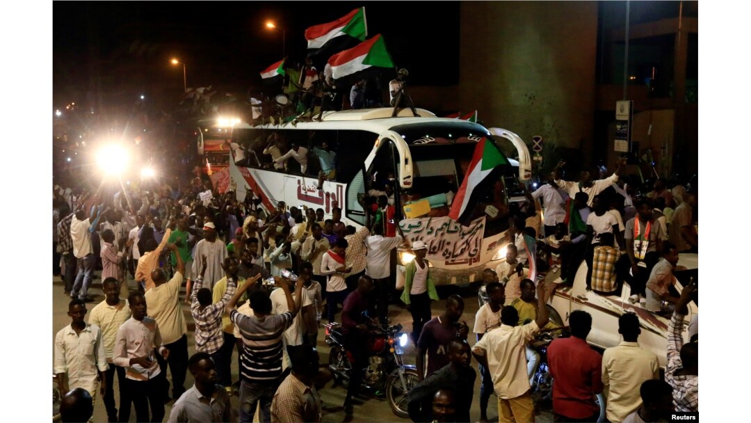 Sudanese demonstrators from the Darfur region chant slogans as they arrive to be part of a mass anti-government protest outside Defense Ministry in Khartoum, Sudan, April 30, 2019.