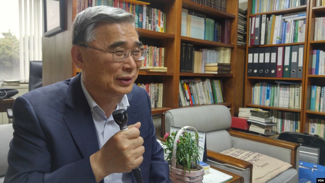이종석 전 한국 통일부 장관이 12일 세종연구소에서 VOA와 인터뷰하고 있다.
