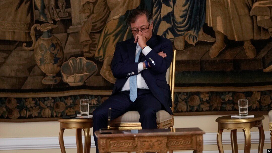 ARCHIVO: El presidente colombiano Gustavo Petro espera el inicio del acto de posesión de la nueva fiscal general del país en el Palacio presidencial en Bogotá, Colombia, el viernes 22 de marzo de 2024. 