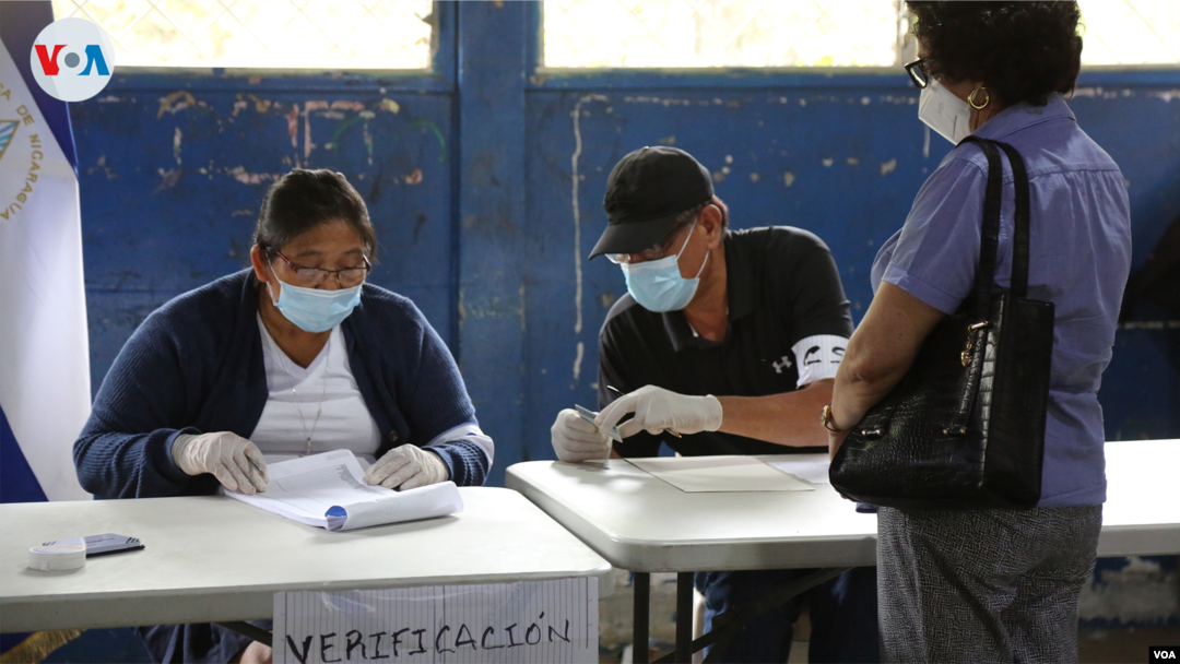 Nicaragüenses verifican su registración para votar en las elecciones de noviembre el 25 de julio de 2021. Foto VOA.