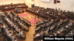 Deputados votaram proposta hoje