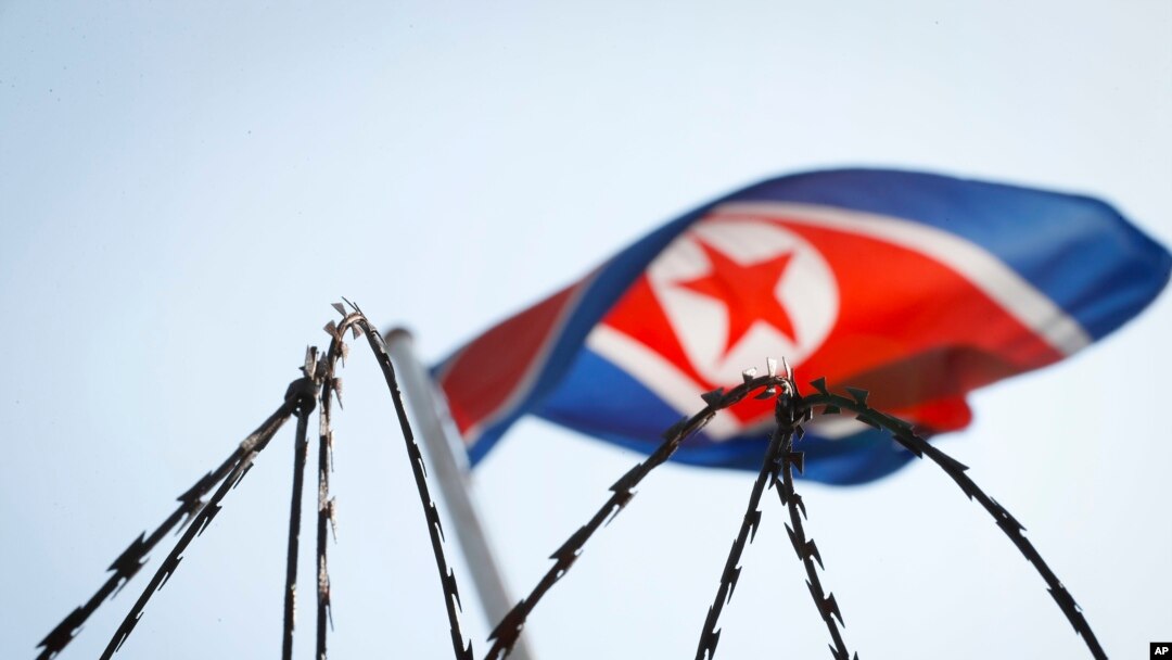 9일 말레이시아 쿠알라룸푸르 주재 북한대사관 답벼락의 철조망 위로 인공기가 날리고 있다.