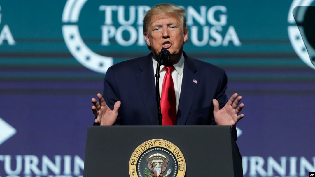 El presidente Donald Trump habla a jóvenes conservadores en la Cumbre de Acción de Estudiantes Turning Point, en el Centro de Convenciones del Condado Palm Beach, el sábado 21 de diciembre de 2019, en West Palm Beach. AP/Luis M. Álvarez.